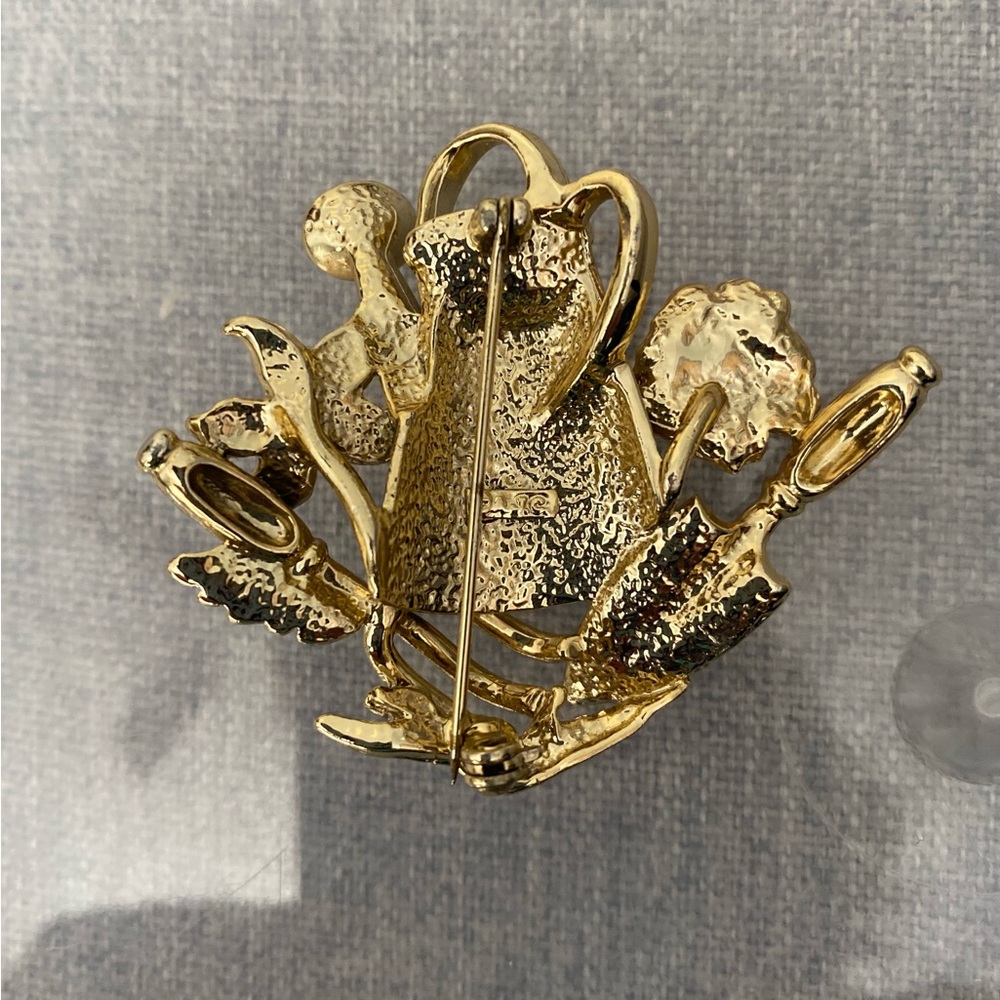 Watering Can, flowers  Gardener brooch/pin. Gold tone VG used condition. - Picture 3 of 4